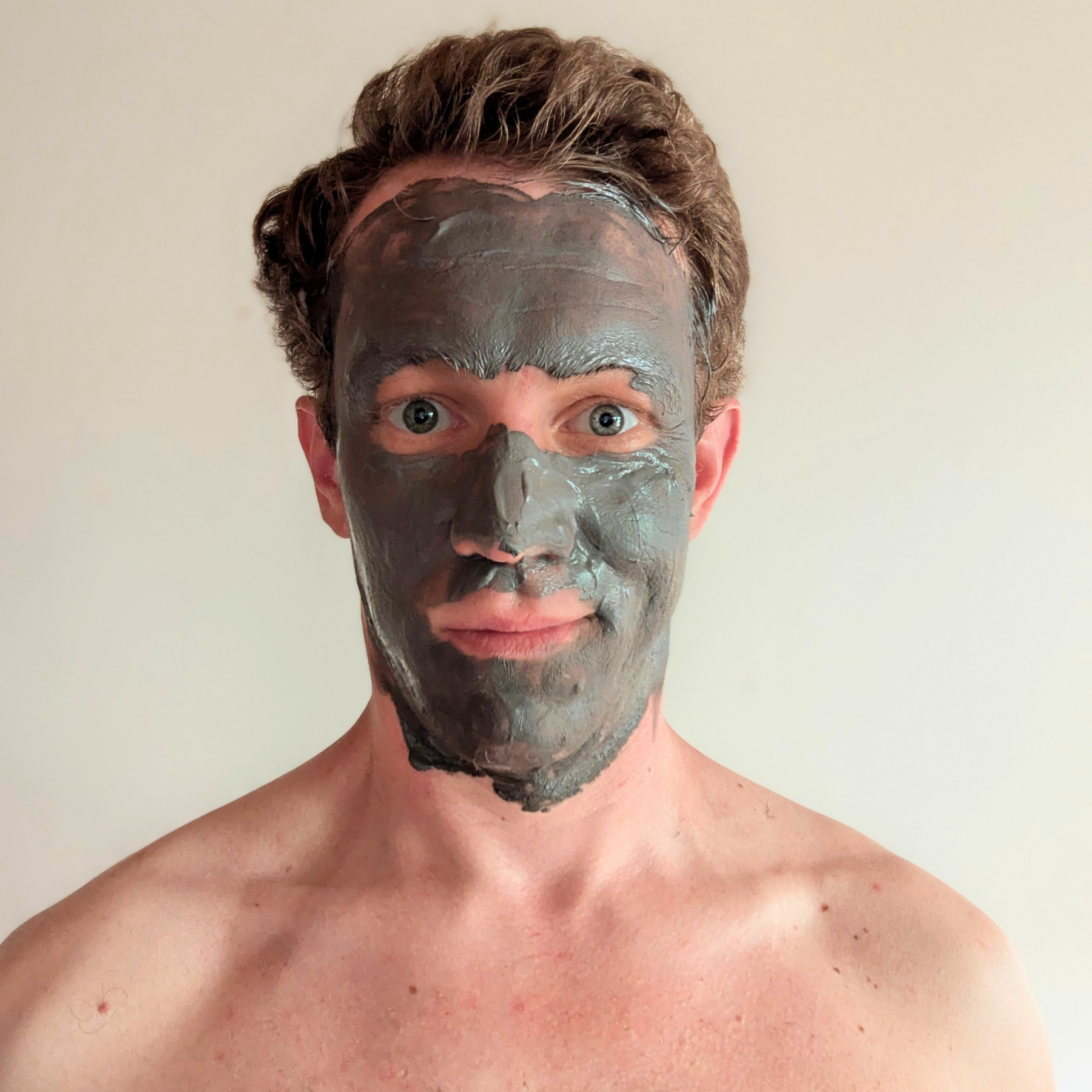 Der Gründer von MR HANDSOME mit der Deep Pore Clay Mask für Männer