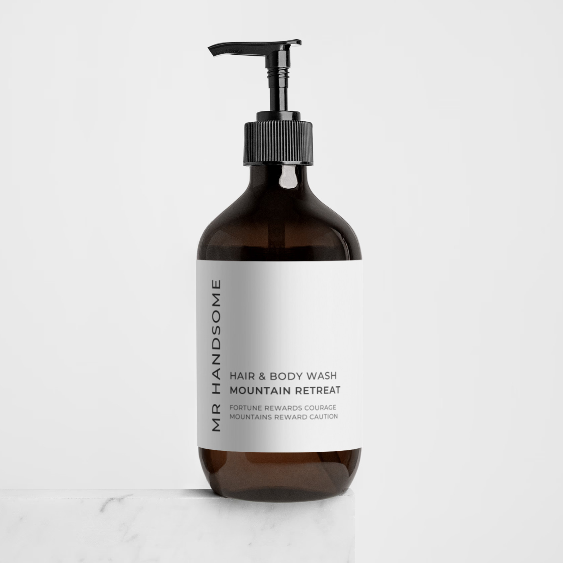 Braune Flasche mit Pumpspender, Etikett Mountain Retreat Haar- & Body Wash, Morgendämmerung über Bergnebel