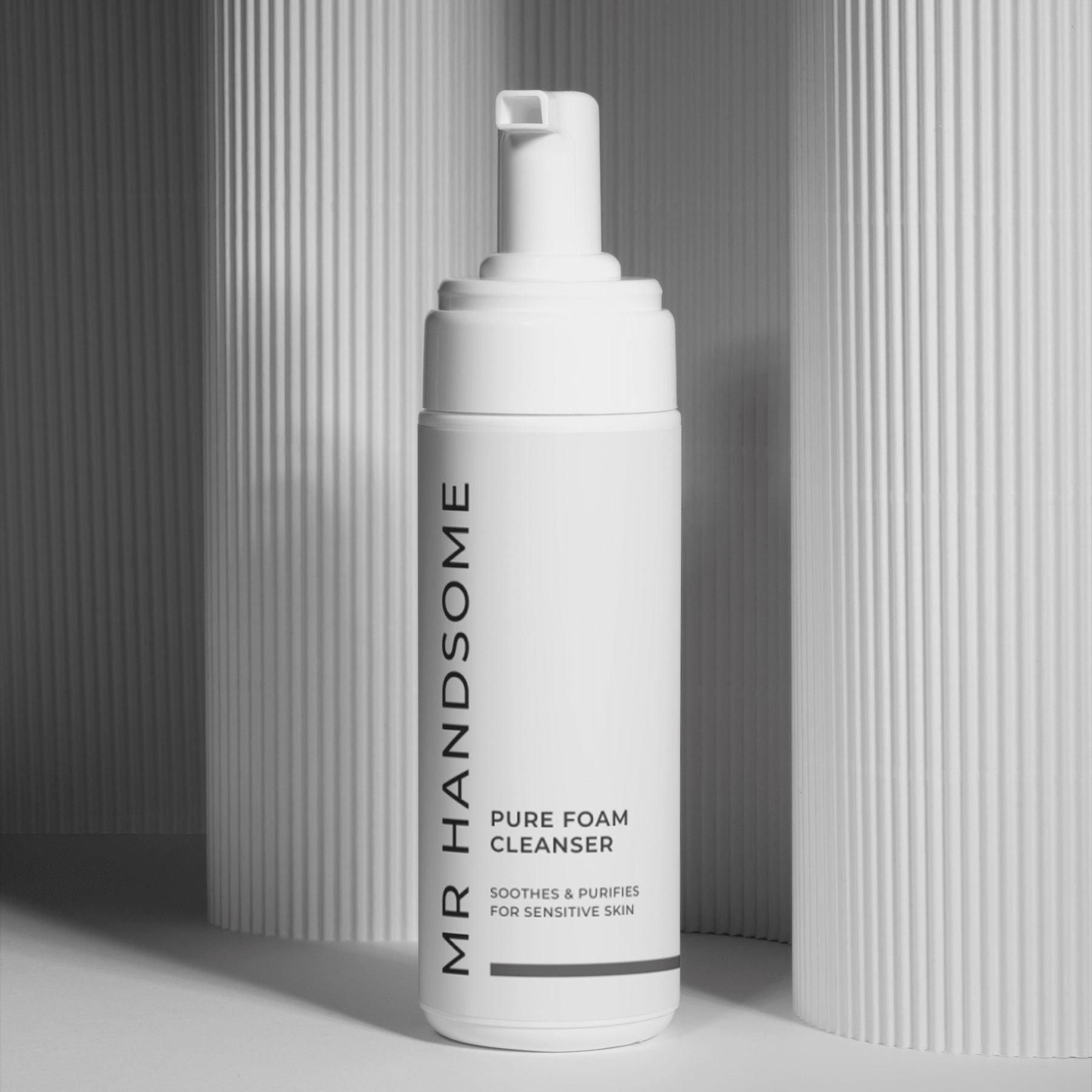 Pure Foam Cleanser mit Pumpenspender; beruhigt und reinigt sensible Haut, morgens und abends.