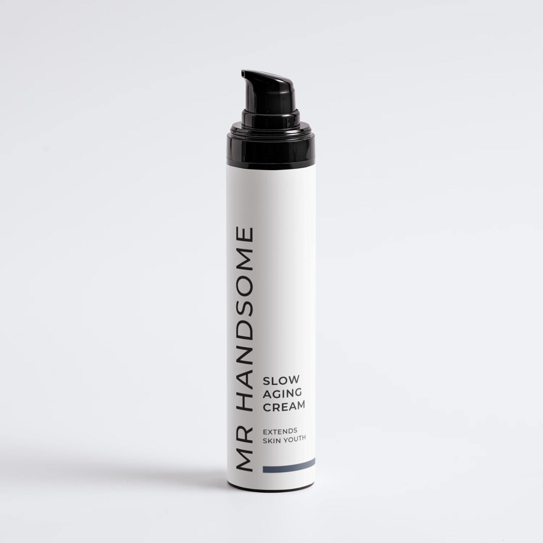 Weiße Flasche mit schwarzem Pumpspender, Aufschrift Slow Aging Cream – Extends Skin Youth