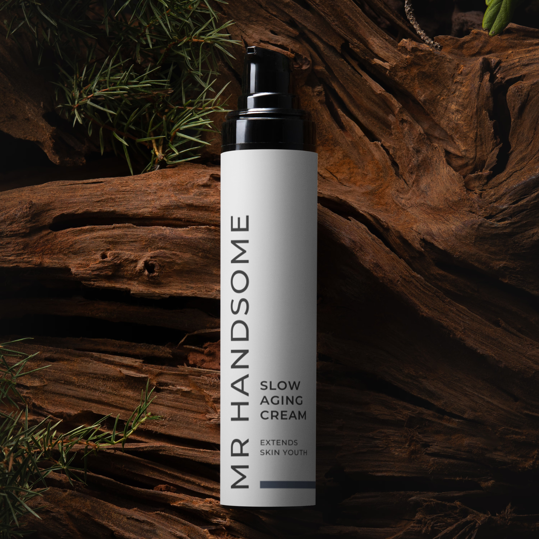 Slow Aging Cream – Extends Skin Youth, Flasche auf Holzoberfläche mit Rosmarin.