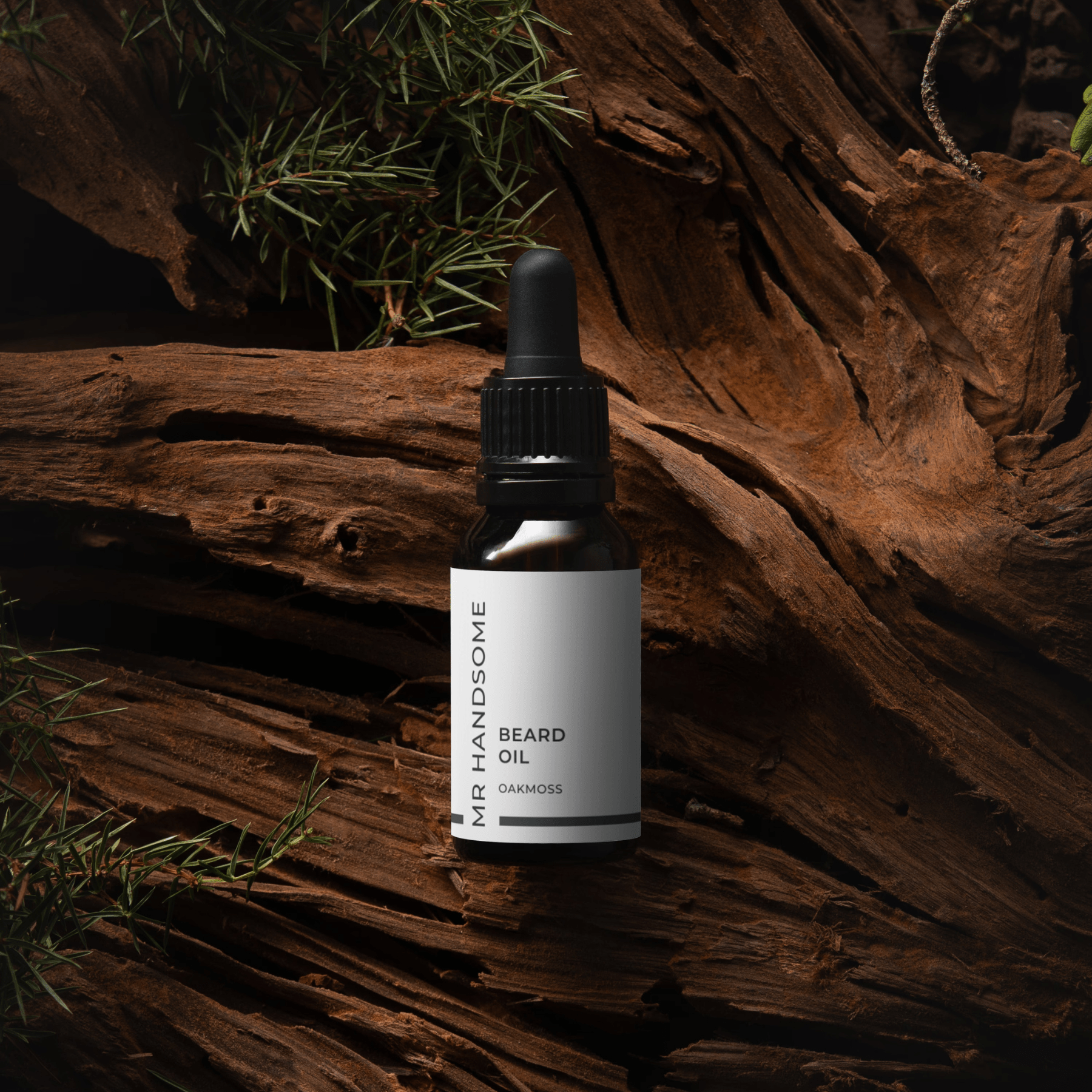 Beard Oil Oakmoss Flasche mit Pipette vor Holzuntergrund – Tiefenpflege & natürlicher Glanz, Hanföl & CBD