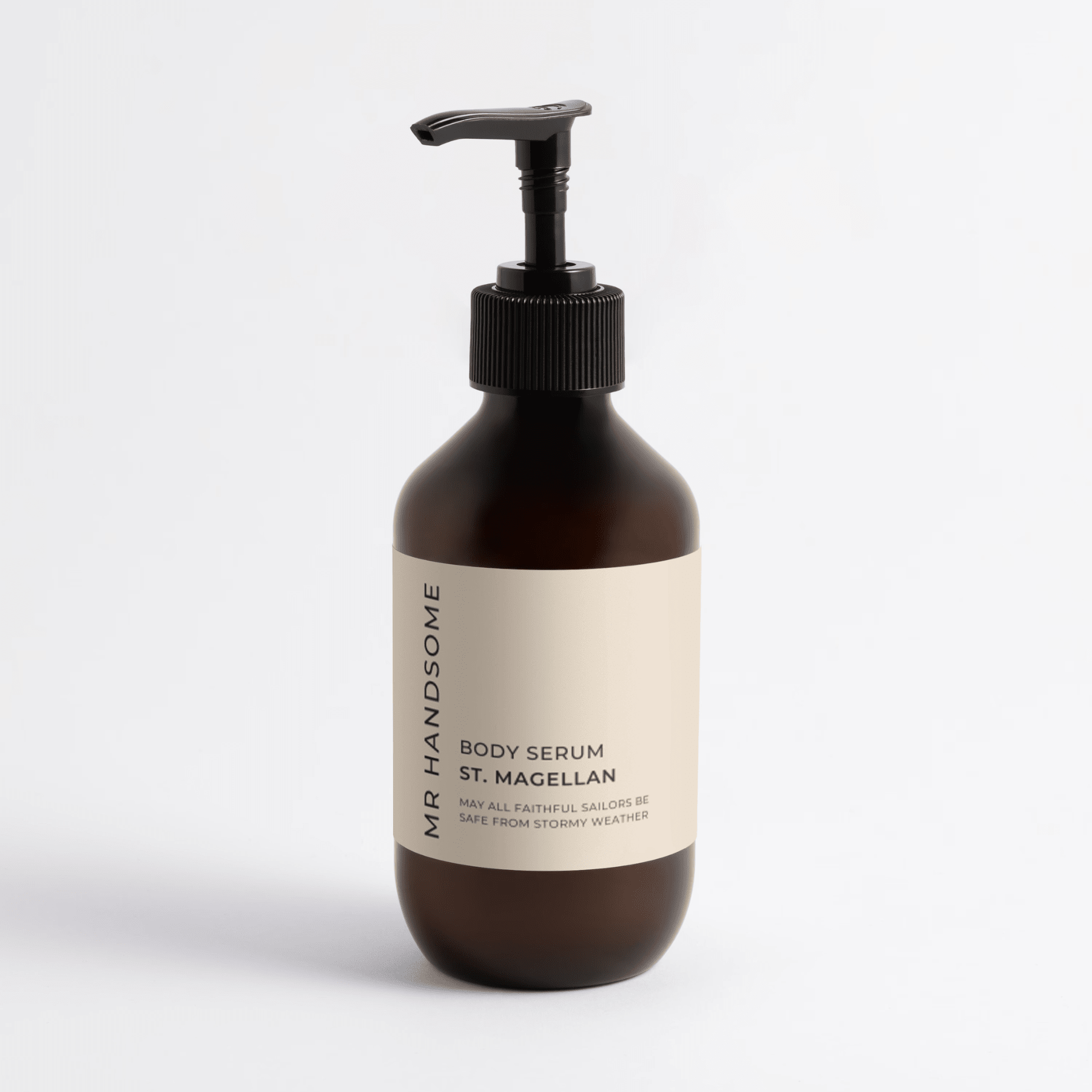 Body Serum | St. Magellan: Pumpspender-Flasche mit beigem Etikett, Widmung an Ferdinand Magellan.