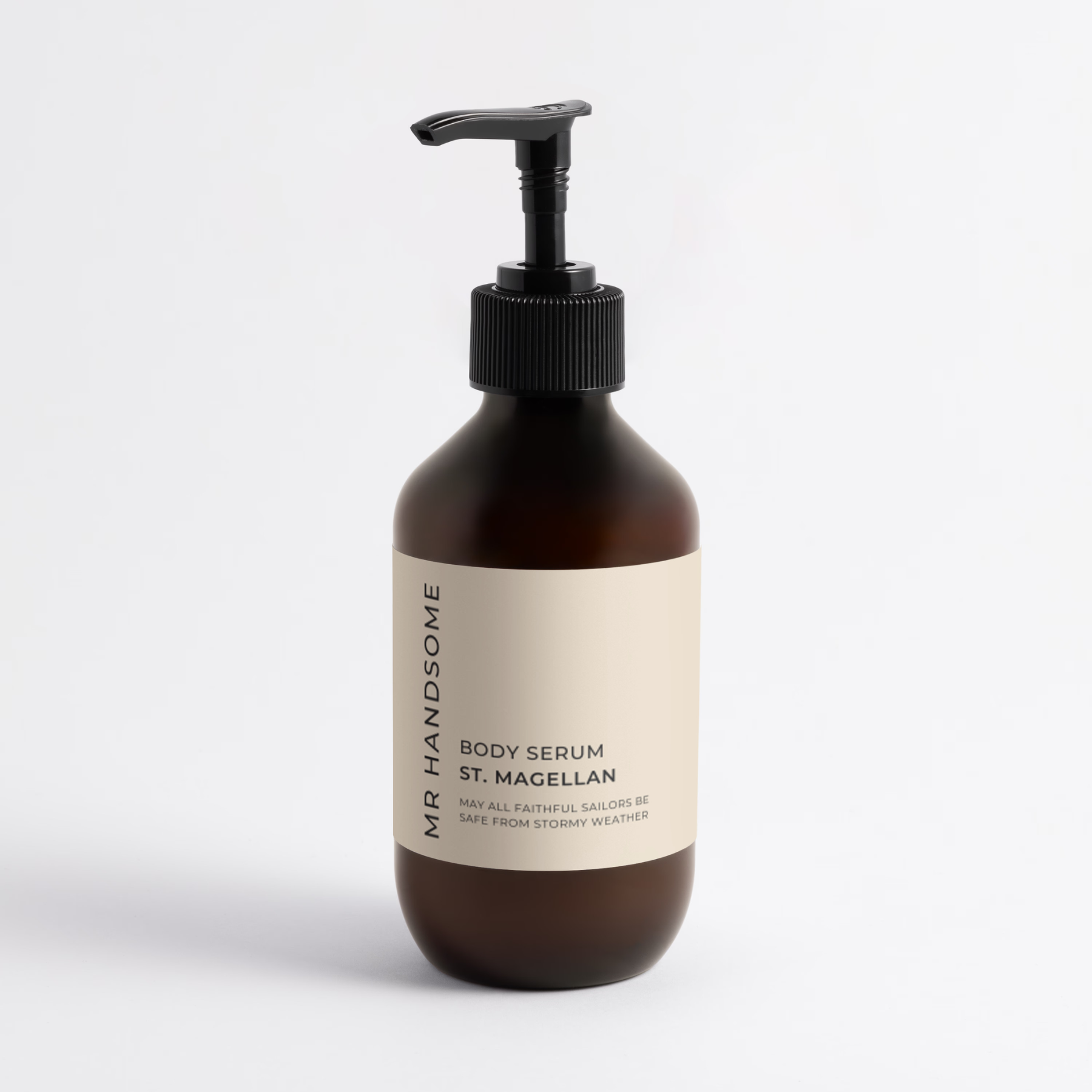 Body Serum | St. Magellan: Pumpspender-Flasche mit beigem Etikett, Widmung an Ferdinand Magellan.