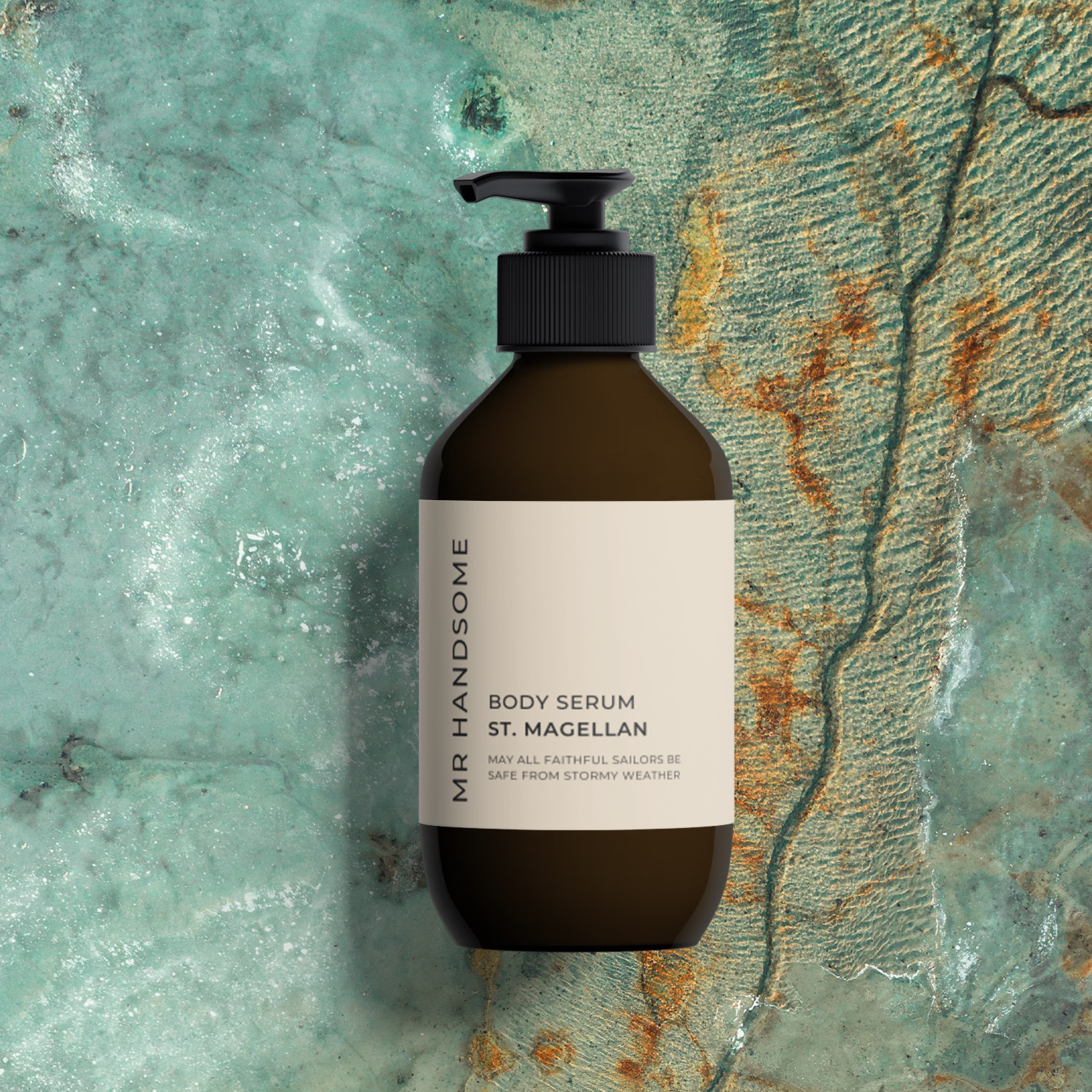 Body Serum | St. Magellan, gewidmet Ferdinand Magellan, braune Flasche mit Pumpspender vor antiker Karte.