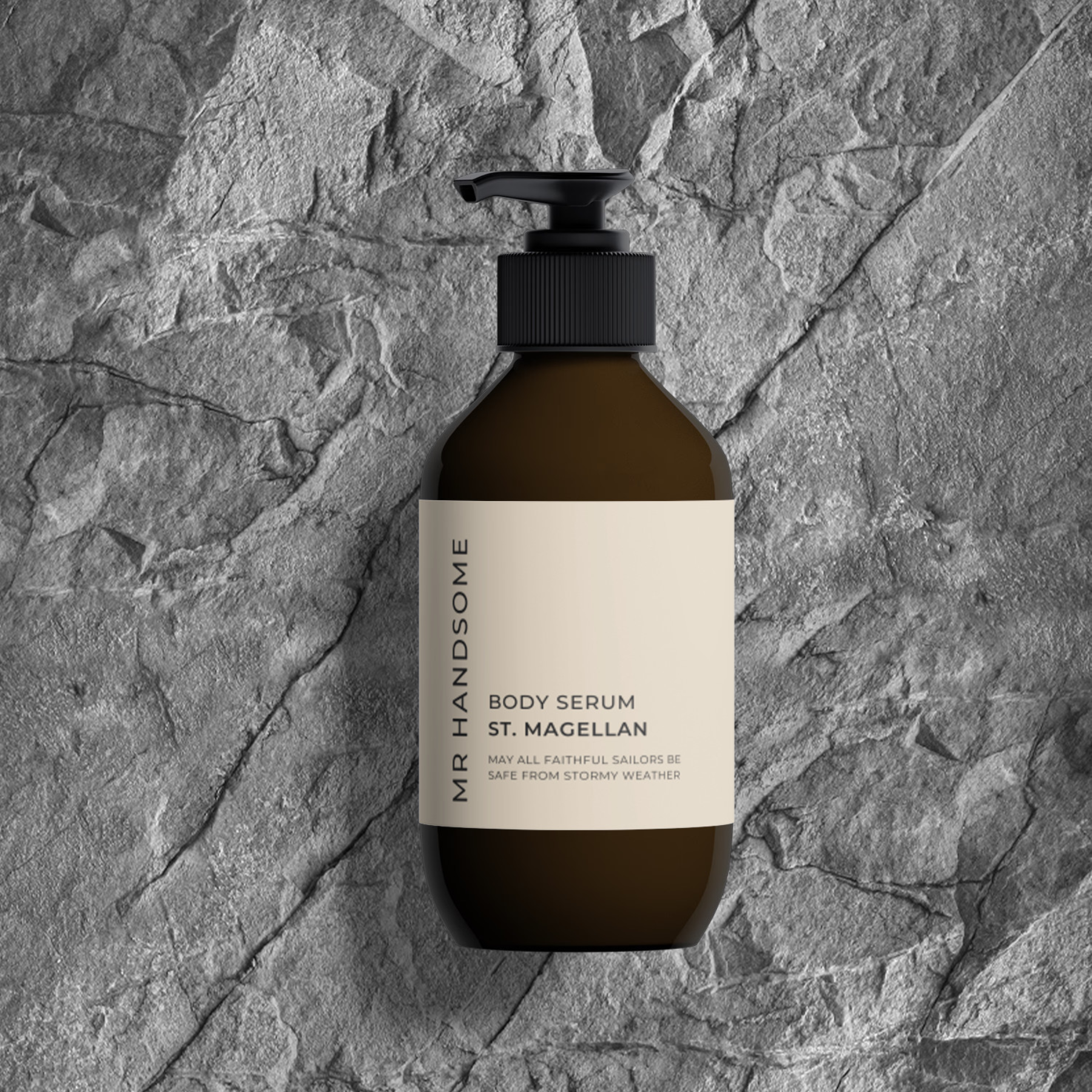 Body Serum | St. Magellan, gewidmet Ferdinand Magellan, braune Flasche mit Pumpspender vor Steinwand.