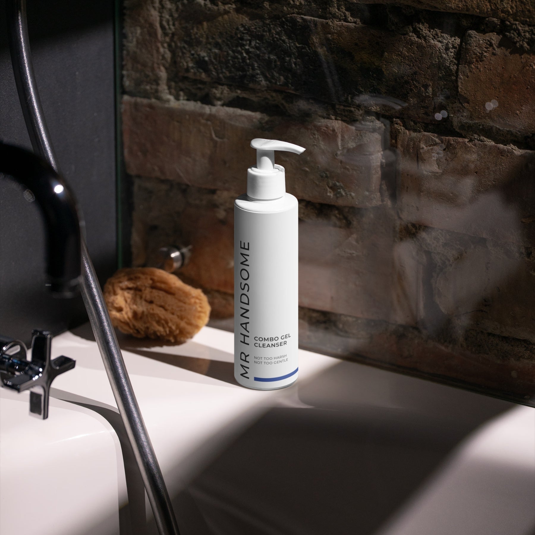 Combo Gel Cleanser Pumpflasche am Waschbecken vor Backsteinwand