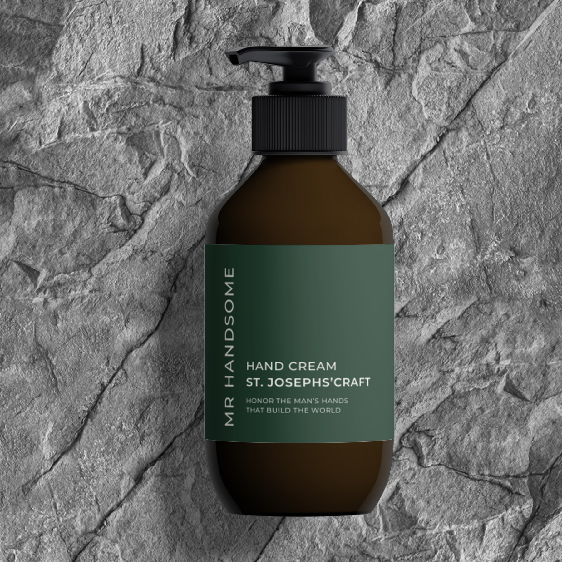 Handcreme-Flasche mit Pumpspender, dunkelbraunes Glas, grünes Etikett, St. Joseph's Craft – Ehrt Hände, die die Welt bauen.
