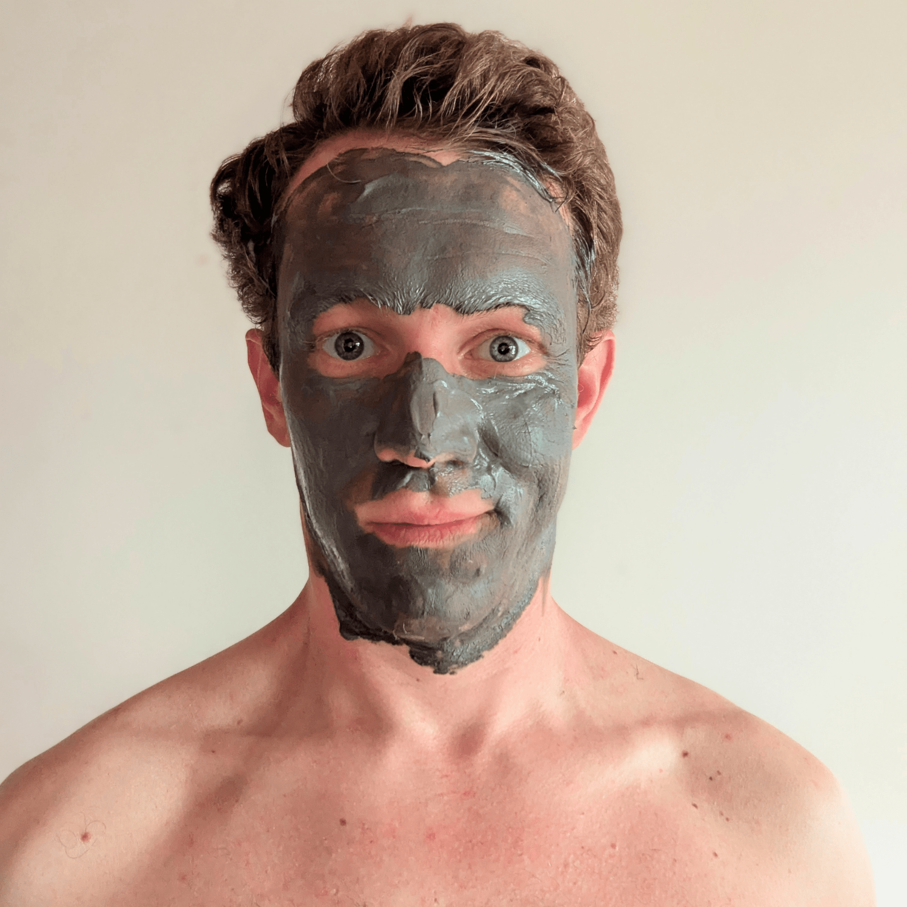 Der Gründer von MR HANDSOME mit der Deep Pore Clay Mask für Männer