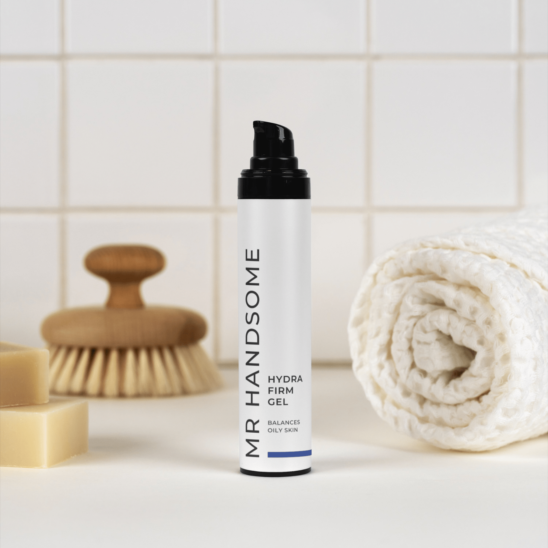 Hydra Firm Gel – öl-freies Gel gegen fettige Haut und Unreinheiten, Pumpflasche im Bad.