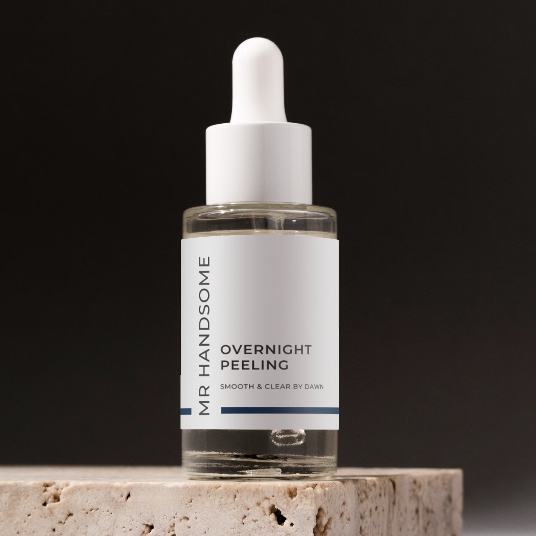 Weiße Pipettenflasche mit Etikett Overnight Peeling, 10% AHA – nächtliches Hautpeeling.