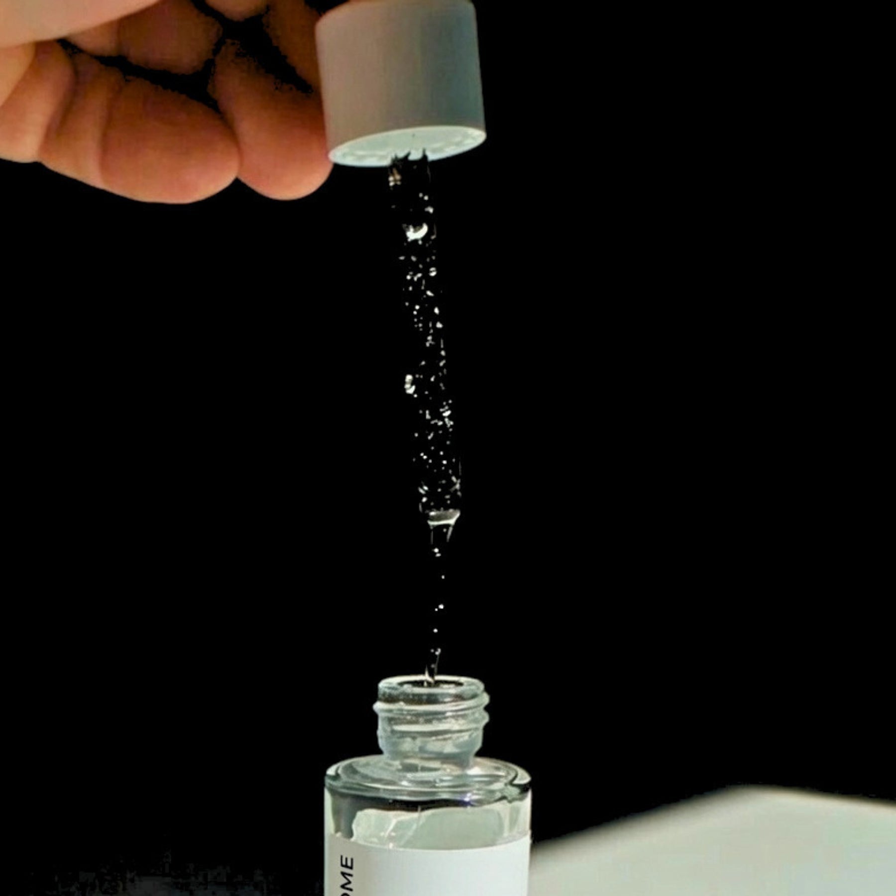 Overnight Peeling 10% AHA – Tropfende Flasche mit Nachtpeeling zur Porenreinigung.
