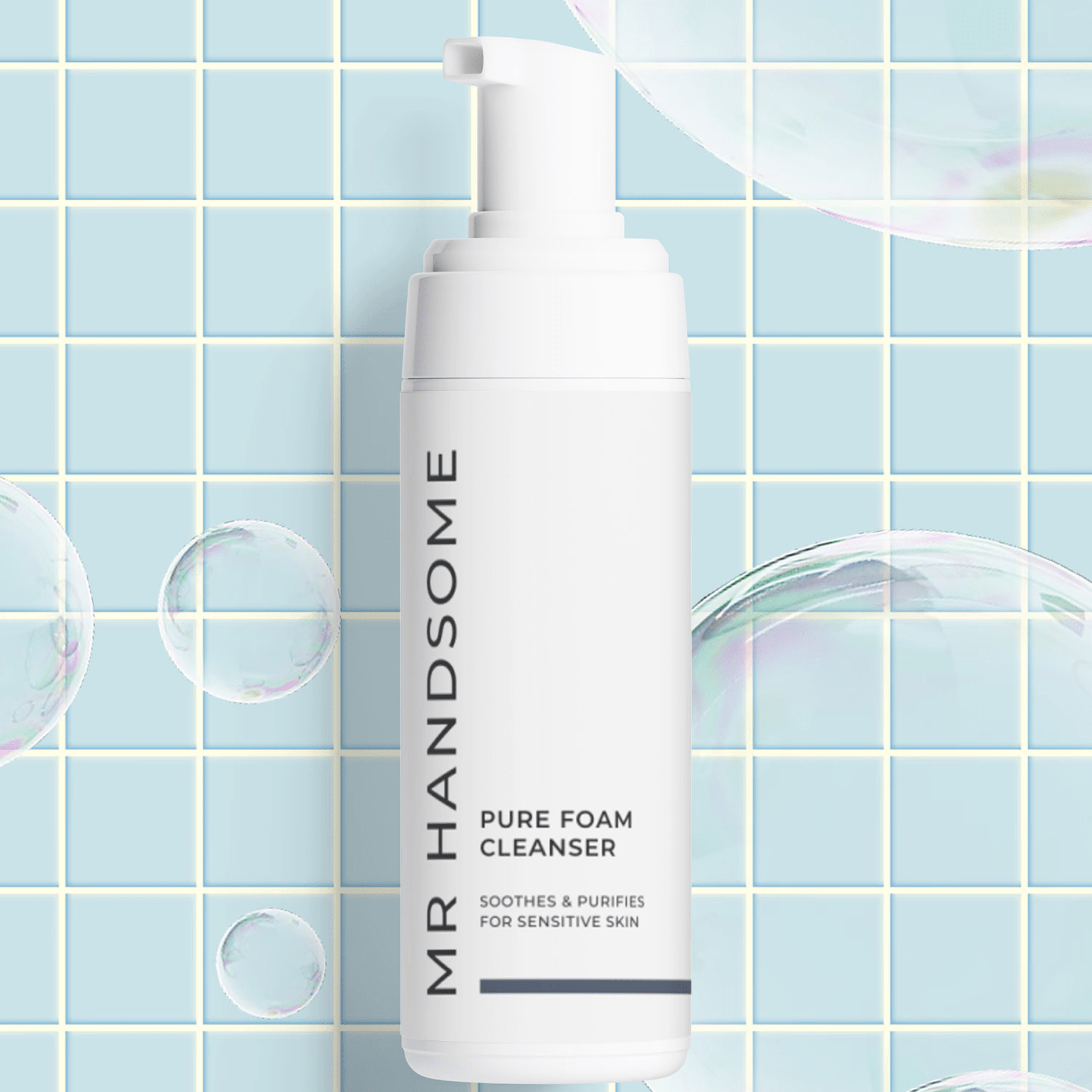 Pure Foam Cleanser – weiße Pumpflasche vor hellblauem Fliesenhintergrund; beruhigt & reinigt empfindliche Haut