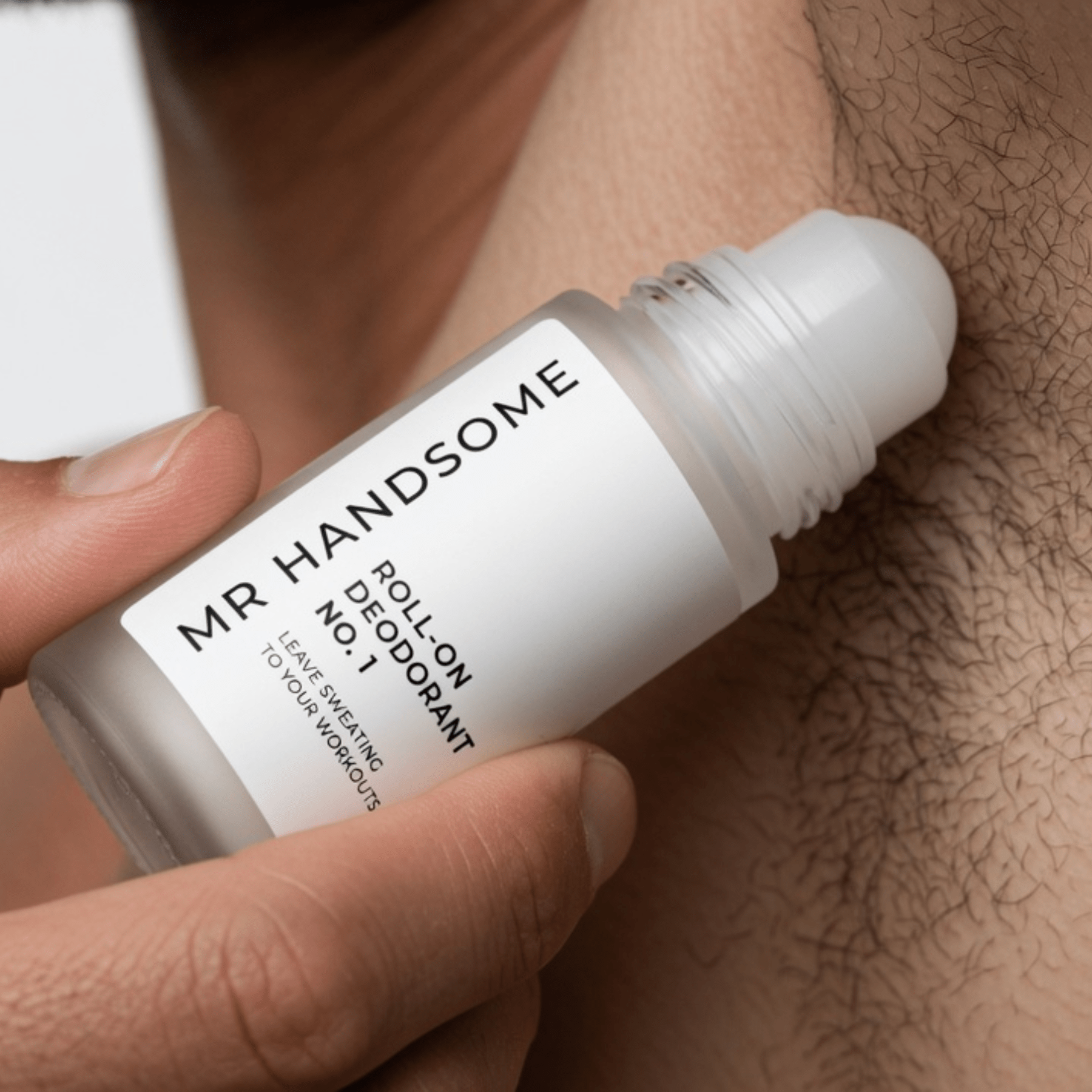 MR HANDSOME Roll-On Deodorant Nr. 1 wird an der Achsel aufgetragen.