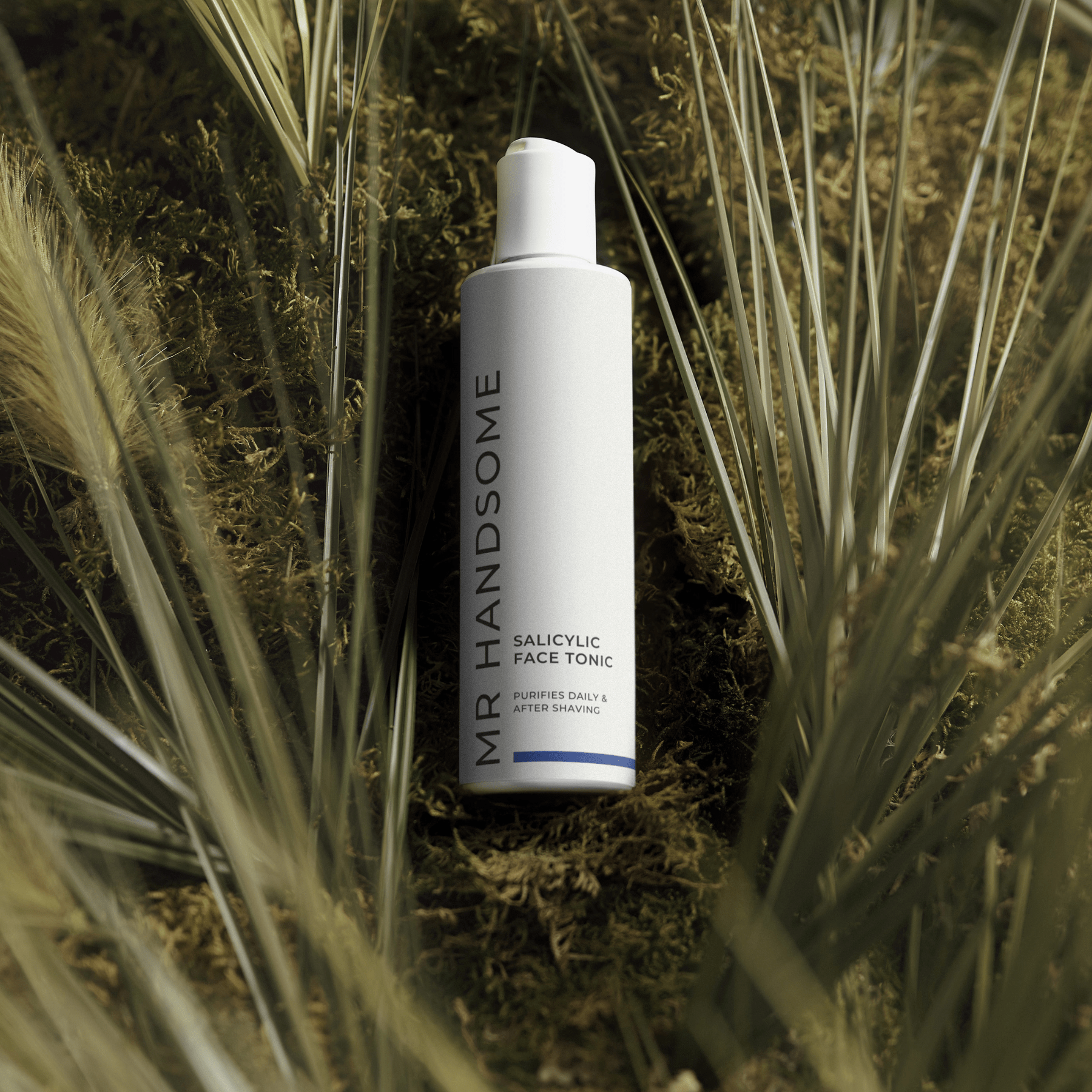 Salicylic Face Tonic Flasche vor Gras - Gesichtstoner für fettige Haut, täglich & nach Rasur.